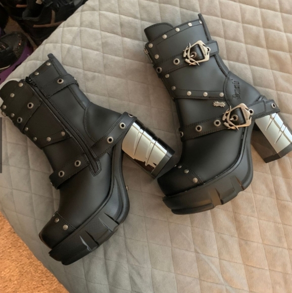 Sinister Chromed Block Heel Biker Boots - Picture 2 of 5